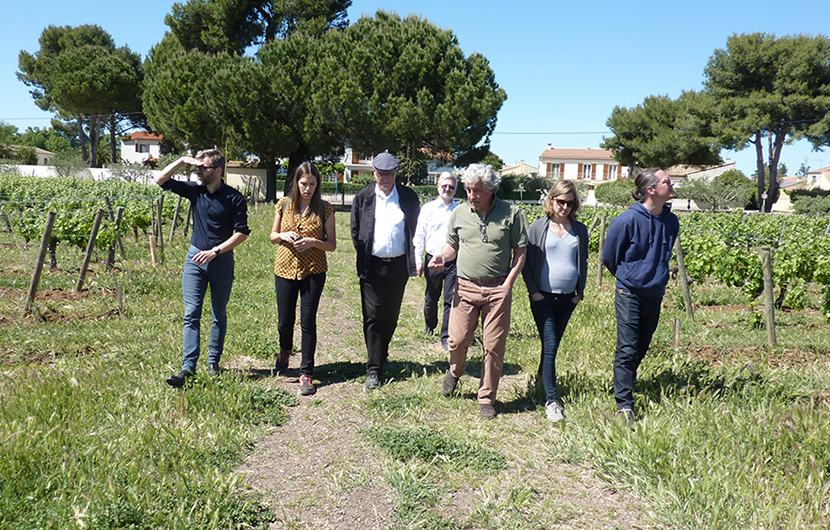 De gauche à droite : À Lansarges, le 14 mai Stéphane Leroy-Therville, Directeur régional délégué à l’aménagement, au foncier et à l’urbanisme ; Suzanne Rihal, Cheffe de Projet Nature 2050 ; Marc Abadie, Président de CDC Biodiversité ; Pascal Pinet, Directeur Général Délégué à l’Aménagement durable Mer, Transports et Mobilités ; et la famille Frézouls, propriétaire du Domaine Enclos de la Croix visitent le site.