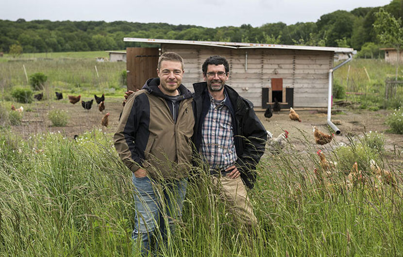 Johann Laskowki et Vincent Lagrue, agriculteurs à la Ferme des Clos, lauréat 2022 de la section locale du Concours Général Agricole dans la catégorie « Agroforesterie » © Alexandre Petzold