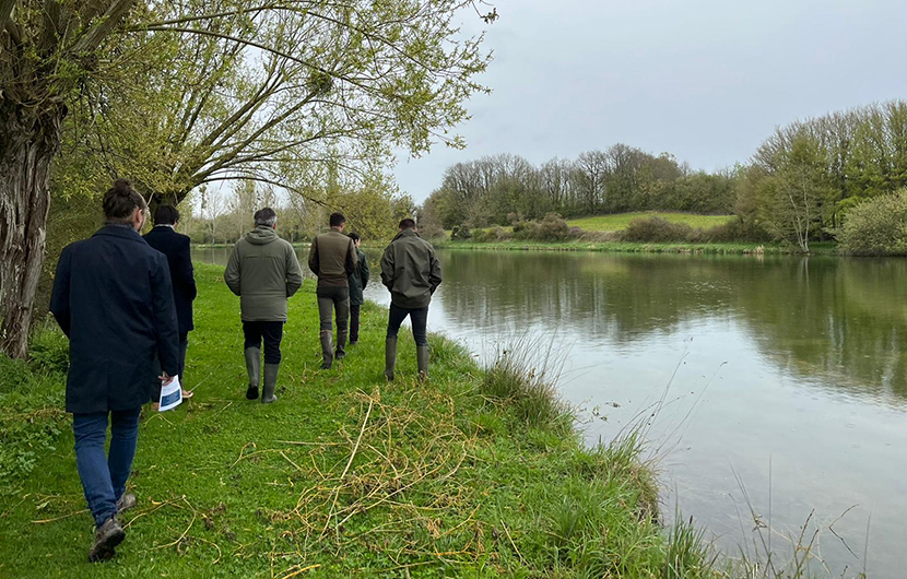 Visite de l’étang de la Puye, dont une partie sera transformée en zone humide pour améliorer la filtration des eaux © CDC Biodiversité