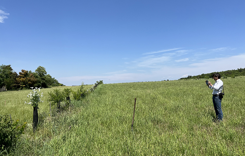 Ferme des Buis, Jean-Marie Deshoux réalise les prélèvements pour mesurer le taux de carbone organique des sols, 2022 © CDC Biodiversité