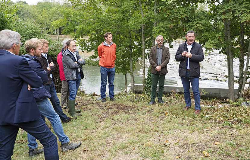 Charles Pelanne et les partenaire sur le site du seuil de la Poste de Nay - 2022©François-Xavier Cuendé