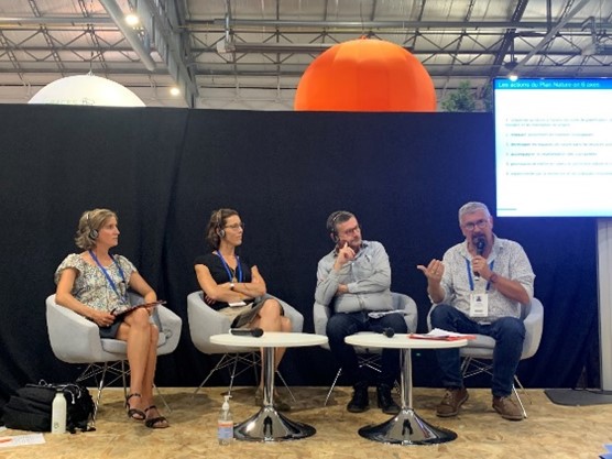 Au Congrès mondial de la nature, de gauche à droite : Sylvie Turck (Nantes Métropole), Mathilde Loury (OFB), Luc Abbadie (Sorbonne Université) et Pierre Athanaze (Grand Lyon). © CDC Biodiversité