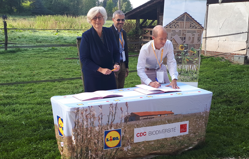 Etaient également présents lors de la signature Emmanuel Ogier, Directeur National Immobilier et Matthieu Frechon, Directeur Technique national.  © CDC Biodiversité