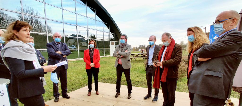 De gauche à droite : Valérie Siegler, Directrice générale des Eaux de sources Wattwiller, Matthieu Ermel, maire de Wattwiller, Jean-Paul Omeyer, Conseiller régional Grand Est, Christèle Willer, Conseillère régionale Grand Est, Jean Rottner, Président de la Région Grand Est, Patrick François, Directeur régional Grand Est de la Banque des Territoires, Sabine François, Directrice de la Transition Énergétique, Écologique et de l’Environnement de la Région Grand Est, et Marc Abadie, Président de CDC Biodiversité, lors du mot d’accueil de la Directrice Générale des Eaux de Source de Wattwiller.