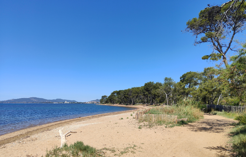 Désenrochement du littoral des salins de Hyères pour retrouver un trait de côte naturel et ainsi atténuer le phénomène d’érosion littorale 