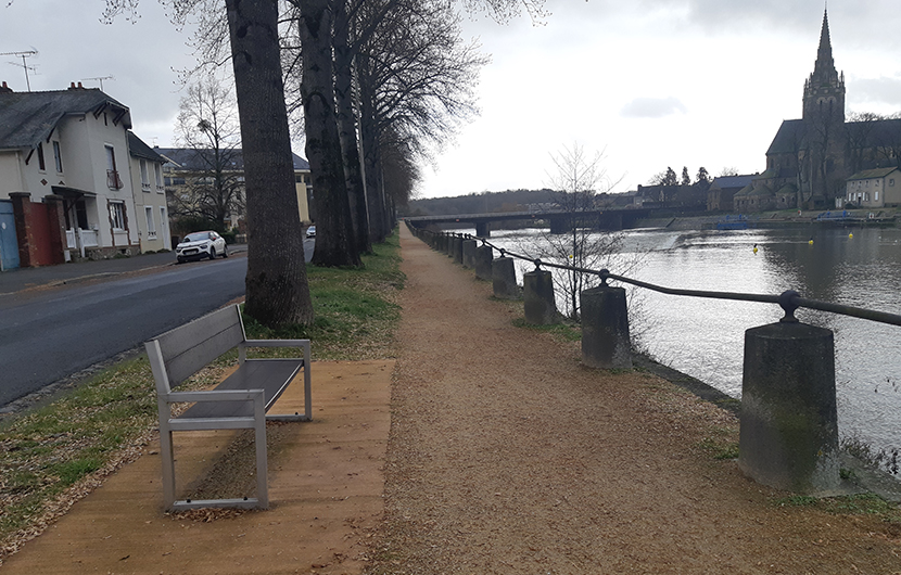 Quai Paul Boudet avant travaux - Banc et église (c) ville de Laval