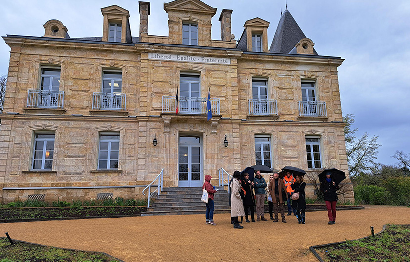 MAIF et le porteur de projet devant la mairie de Rion ©CDC Biodiversité