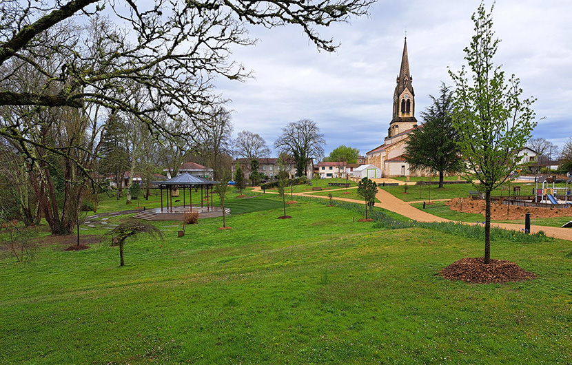 Plantations dans le parc de la mairie ©CDC Biodiversité