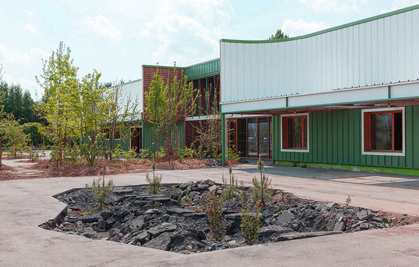 Placettes désimperméabilisées en face du bâti © Noeux Environnement