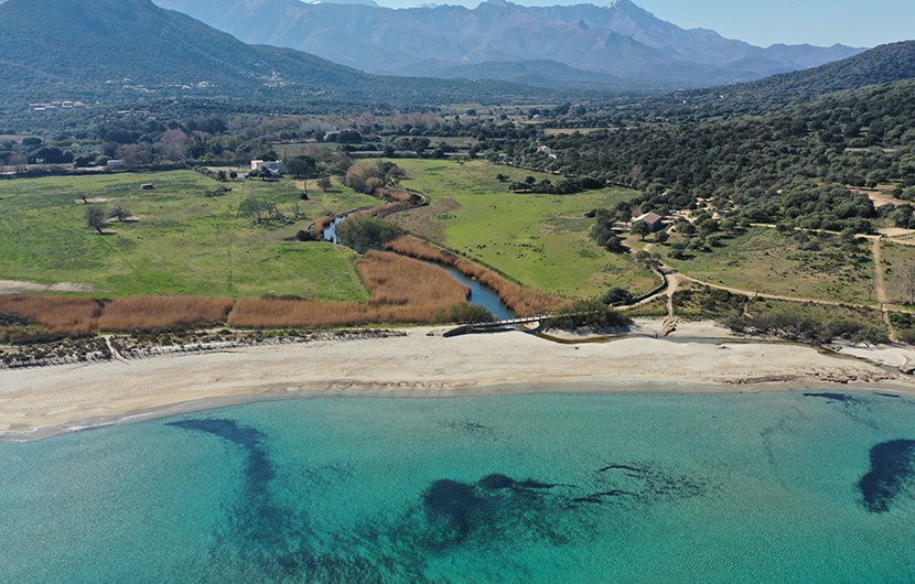 La-plage-de-Losari-vue-du-ciel-©-C.-Suchon La-plage-de-Losari-vue-du-ciel-©-C.-Suchon